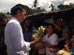 Jokowi-membelikan-pisang-dari-warga-ketika-berkunjung-ke-pasar-tradisional-Nias.jpg