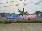 KPU-Depok-memasang-APK-dua-paslon-yang-berkompetisi-pada-Pilkada-2024.jpg