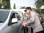 Kapolres-Bogor-AKBP-Wikha-Ardilestanto-topi-hitam-membagi-bagikan-Bendera.jpg
