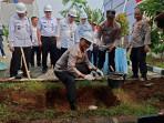 Kapolres-Metro-Depok-Kombes-Pol-Abdul-Waras-di-pembangunan-dapur-SPPG.jpg