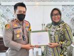Kapolsek-Cileungsi-Andri-Alam-Wijaya-mendapat-piagam-penghargaan-dari-Bupati-Bogor-Ade-Yasi.jpg