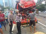 Kecelakaan-lalu-lintas-melibatkan-dua-truk-tronton-terjadi-di-Jalan-Tol-Dalam-Kota.jpg