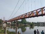 Keindahan-jembatan-gantung-yang-melintasi-Setu-Tujuh-Muara-depok.jpg