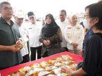 Ketua-DPRD-Kabupaten-Bogor-Sastra-Winara-baju-hijau-meninjau-kegiatan-Bazar.jpg