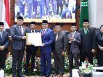 Ketua-DPRD-Kabupaten-Bogor-Sastra-Winara-memberikan-SK-dari-KPU-ke-Rudy-Susmanto.jpg