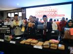 Ketua-DPRD-Kabupaten-Bogor-Sastra-Winara-menunjukan-barang-bukti-kasus-narkoba.jpg