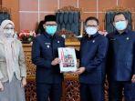 Ketua-DPRD-Kota-Depok-HTM-Yusufsyah-Putra-kanan-menyerahkan-hasil-pokok-pokok-pikiran-DPRD.jpg