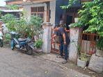 Ketua-RT-03-Sanin-tengah-menunjukan-lokasi-MI-saat-bersandar-di-tembok.jpg