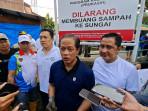 Menteri-LH-Hanif-Faisol-Nurofiq-target-pembersihan-Sungai-Cipinang-selesai-sebulan.jpg