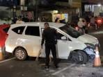 Mobil-Daihatsu-Sigra-ringsek-pada-bagian-depannya-usai-menabrak-separator.jpg