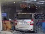 Mobil-Toyota-Innova-menabrak-minimarket-di-Jalan-Raya-Gandul.jpg