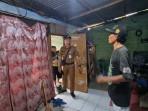 Mulyadi-menunjukkan-kondisi-rumahnya-yang-sudah-tidak-layak-huni.jpg