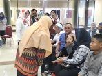 Nur-Azizah-Tamhid-berbincang-dengan-anak-berkebutuhan-khusus-penerima-Bansos.jpg