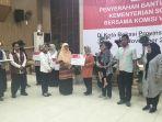 Nur-Azizah-Tamhid-memberikan-Bansos-Kemensos-untuk-warga-Kota-Bekasi.jpg