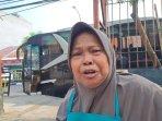 Pedagang-ayam-potong-dikasih-uang-dan-sembako-oleh-Jokowi.jpg