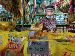 Pepen-50-salah-seorang-pedagang-sembako-di-Pasar-Agung-Sukmajaya-Kota-Depok-2.jpg