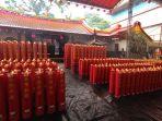 Perayaan-Imlek-2023-Ratusan-Lilin-Berukuran-Besar-Menghiasi-Vihara-Dhanagu.jpg