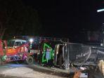 Petugas-Satlantas-dari-Polres-Subang-mendatangkan-mobil-derek.jpg
