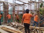 Petugas-Satpol-PP-melakukan-pembongkaran-sebuah-rumah-mewah-di-Jalan-Dempo-1.jpg