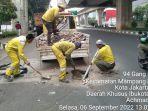 Petugas-Sudin-Bina-Marga-Jakarta-Selatan-tengah-memperbaiki-jalan-amblas.jpg