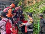 Petugas-evakuasi-pendaki-tersesat-di-Gunung-Gede-Pangrango.jpg