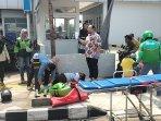 Petugas-medis-mengevakuasi-pengendara-motor-yang-menabrak-angkot.jpg