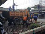 Petugas-mengangkat-sampah-yang-menyumbat-aliran-Kali-Licin-di-Mampang.jpg