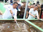 Pj-Gubernur-DKI-Jakarta-Heru-Budi-Hartono-dan-Wali-Kota-Jakarta-Selatan-Munjirin-panen-ikan-nila.jpg
