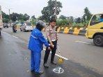 Polisi-melakukan-olah-TKP-kecelakaan-lalu-lintas-di-Fly-Over-Cibinong-Padurenan.jpg