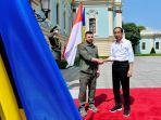 Presiden-Joko-Widodo-berjabat-tangan-dengn-Presiden-Ukraina-Volodymyr-Zelenskyy.jpg