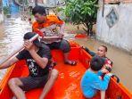 Proses-evakuasi-korban-banjir-di-Perumahan-Sawangan-Asri-Kota-Depok.jpg