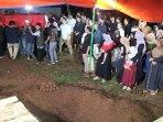 Proses-pemakaman-jenazah-Marwan-di-TPU-Cimpaeun.jpg
