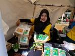 Putri-menunjukkan-cireng-rujak-produksi-Rumah-Cireng-Brecxelle.jpg