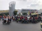 Ratusan-buruh-yang-tengah-menutup-jalan-persimpangan-pintu-tol-Bekasi-Barat-Satu.jpg