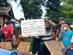 Ratusan-pengrajin-tahu-tempe-melakukan-aksi-unjuk-rasa-di-sentra-produksi-tempe.jpg