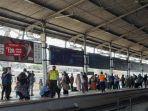 Ratusan-penumpang-sedang-menunggu-keberangkatan-kereta-di-peron-3-Stasiun-Bogor.jpg