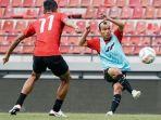 Riko-Simanjuntak-saat-melakukan-sesi-latihan-jelang-laga-kontra-Arema-FC.jpg