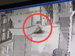 Rizky-Novyandi-Achmad-pelaku-pembunuhan-anak-kandung-terekam-kamera-CCTV-berdoa.jpg