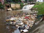 Sampah-mengambang-di-aliran-Kali-Licin-dan-Kali-Mampang.jpg