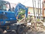 Sejumlah-bangunan-liar-di-atas-trotoar-dan-saluran-air-di-bongkar-oleh-aparat-gabungan.jpg