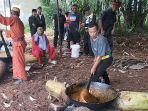 Sejumlah-warga-sedang-mengaduk-adonan-dodol-Betawi.jpg