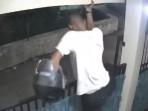 Seorang-pria-terekam-CCTV-mencuri-helm.jpg