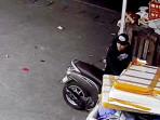Seorang-pria-terekam-kamera-CCTV-saat-mencuri-sepeda-motor-matic.jpg