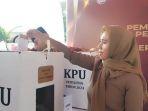 Simulasi-pelaksanaan-Pilkada-2024-di-Lapangan-SSB-Metro-Kukusan.jpg