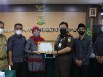 Sri-Kuncoro-menerima-penghargaan-dari-Ketua-Bawaslu-Kota-Depok.jpg