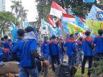 Suasana-aksi-unjuk-rasa-buruh-di-kawasan-Patung-Kuda-Arjuna-Wiwaha.jpg