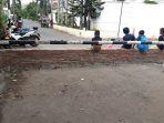 Tanggul-dibangun-di-Jalan-Teluk-Tomini-sebagai-bentuk-protes-masalah-banjir.jpg