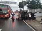 Truk-boks-terguling-di-Jalan-Raya-Bojongsari-Parung-Kota-Depok.jpg