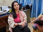 Viral-wanita-tampak-dengan-mimik-wajah-tidak-bersalah-usai-menabrak-seorang-Ibu.jpg