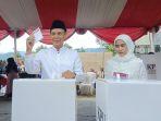 Wakil-Bupati-Bogor-terpilih-Jaro-Ade-kiri-menyalurkan-hak-suaranya.jpg